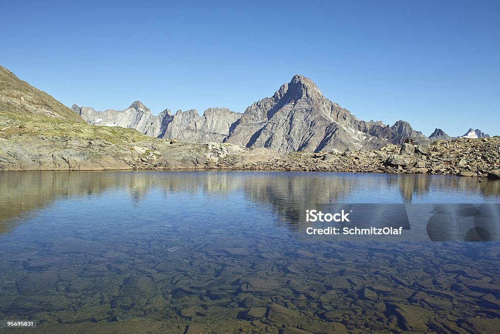 Lago de montaña cerca de deux alpes Ecrins - Foto de stock de Agua libre de derechos