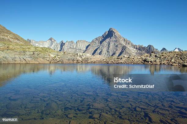 Lago De Montaña Cerca De Deux Alpes Ecrins Foto de stock y más banco de imágenes de Agua - Agua, Aire libre, Alpes Europeos