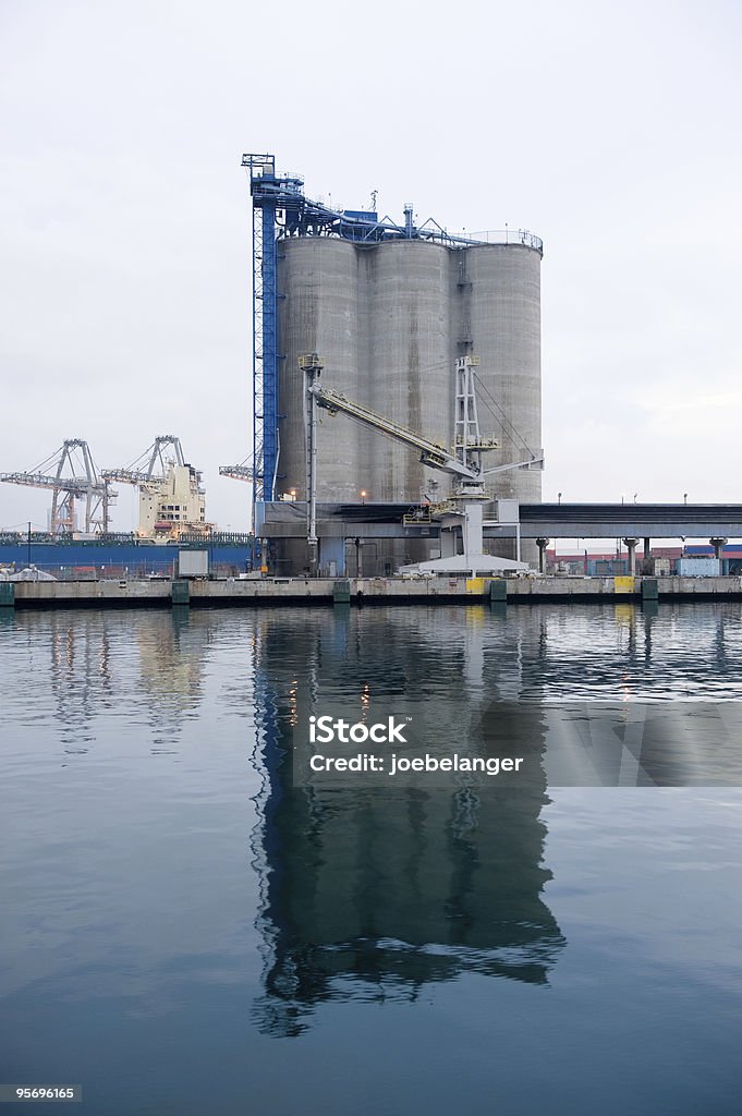 silo industrial MODERNA FRENTE AL MAR - Foto de stock de Agua libre de derechos