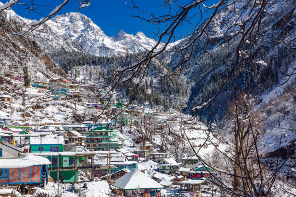 aldeia de tosh em himachal pradesh, india, inteiramente coberta de neve - parvati - fotografias e filmes do acervo