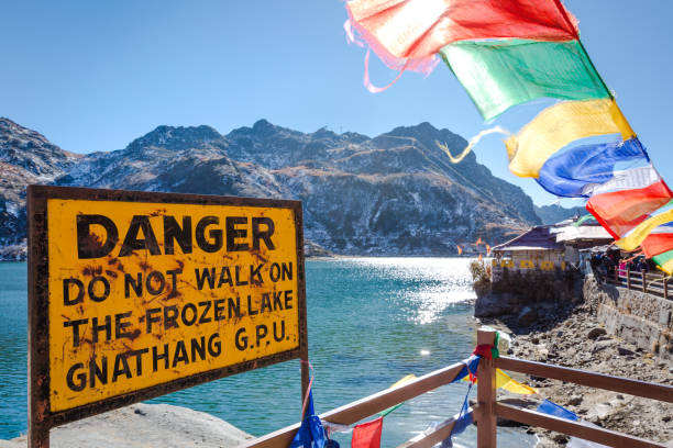 lago tsomgo / changu lago cerca de la ciudad de gangtok en sikkim oriental, este de la india del norte. - glacier himalayas frozen lake fotograf�ías e imágenes de stock