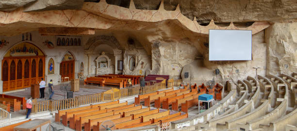 성모 마리아 그리고 세인트 사이먼 태 너 성당입니다. 가장 큰 교회의 세인트 samaan는 태 너 수도원의 mokattam 언덕, 카이로, 이집트의 동굴 일련에 숨겨진의 일곱 교회 - cave church 뉴스 사진 이미지
