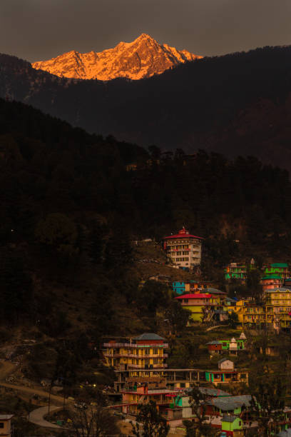 coucher de soleil au sommet de la colline triund à mcleodganj, dharamsala, himachal pradesh, inde. - himachal photos et images de collection