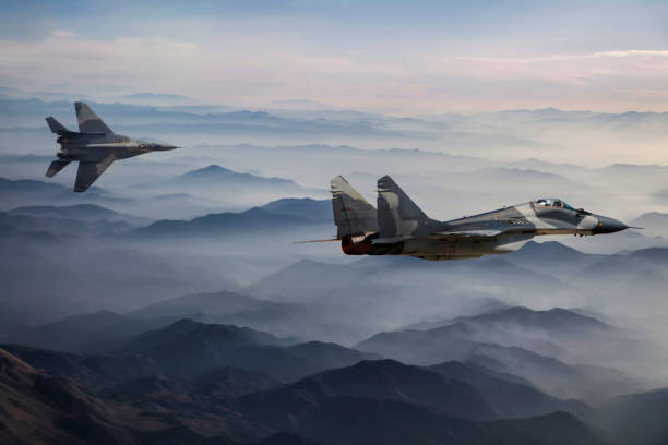 aviones de combate mig-29 en vuelo sobre las montañas suavemente - flying jet fighter plane air vehicle fotografías e imágenes de stock