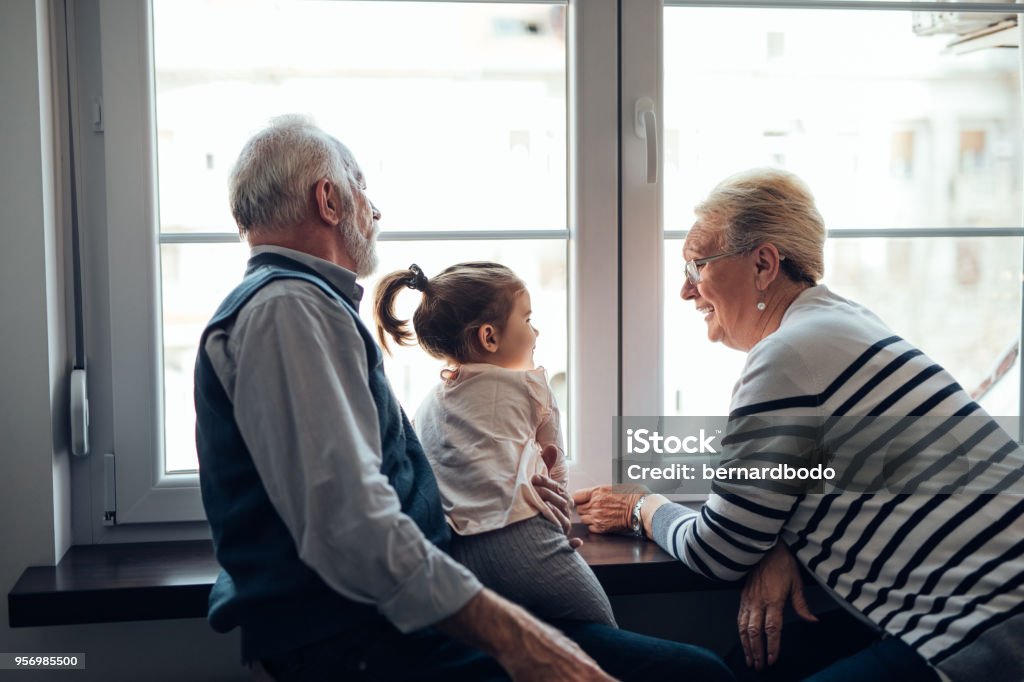 Laissez-moi vous raconter une histoire... - Photo de Grand-parent libre de droits