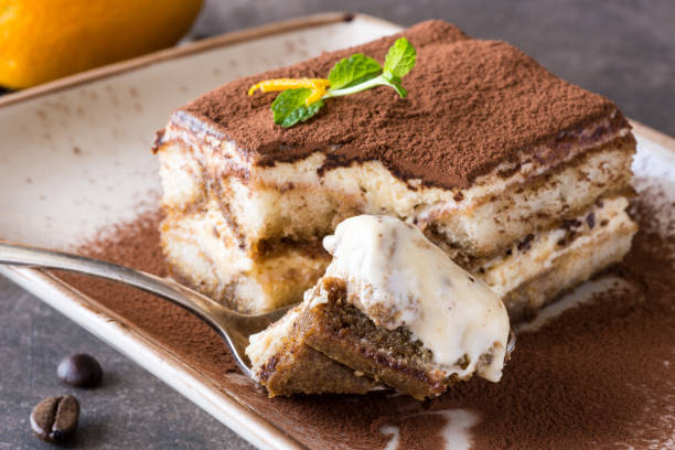 итальянский десерт тирамису с сыром маскарпоне и кофе эспрессо - dessert tiramisu gourmet food стоковые фото и изображения