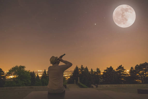 남자 스타 들과 함께 밤에 보름달 아래 앉아 하늘. - hand held telescope binoculars moon space 뉴스 사진 이미지
