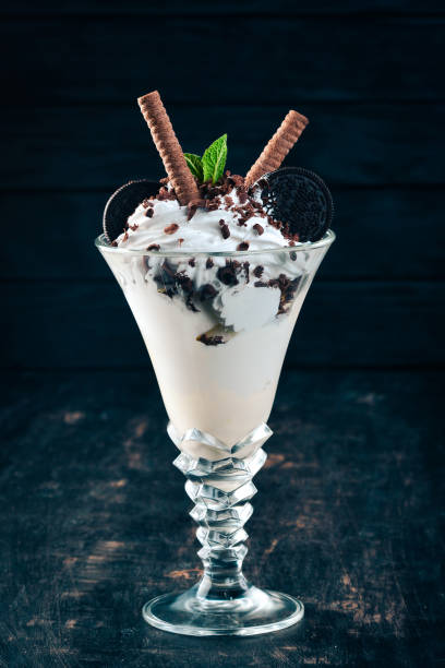 istock Ice cream with chocolate cookies. On a black wooden background. Copy space. 956993770