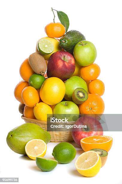Canasto De Frutas Foto de stock y más banco de imágenes de Cesta - Cesta, Aguacate, Alimento