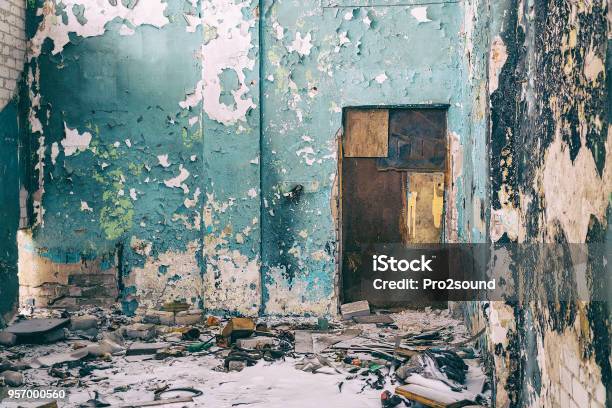 Geschlossener Tür In Einem Schmutzigen Zimmer Ruiniert Stockfoto und mehr Bilder von Abbrechen