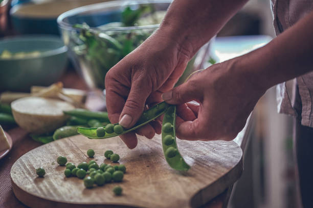 istock Cleaning Fresh Green Peas 957000976