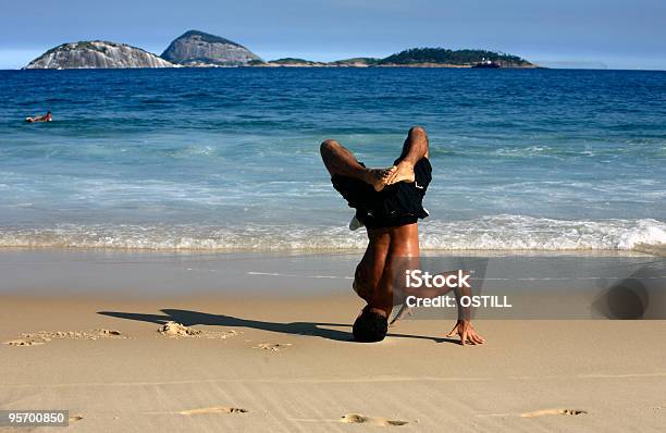 Man Dancing カポエイラビーチはブラジル製 - イパネマ海岸のストックフォトや画像を多数ご用意 - イパネマ海岸, 1人, カポエイラ