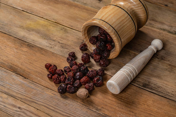 spices and pestle - cardamom cinnamon mortar and pestle herb imagens e fotografias de stock