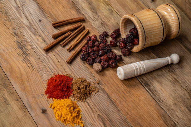 spices and pestle - cardamom cinnamon mortar and pestle herb imagens e fotografias de stock