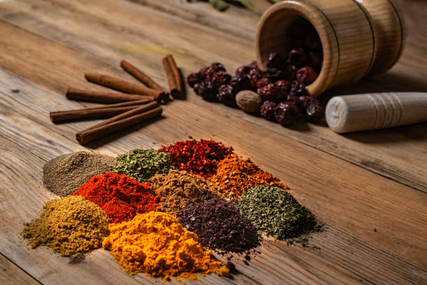 spices and pestle - cardamom cinnamon mortar and pestle herb imagens e fotografias de stock