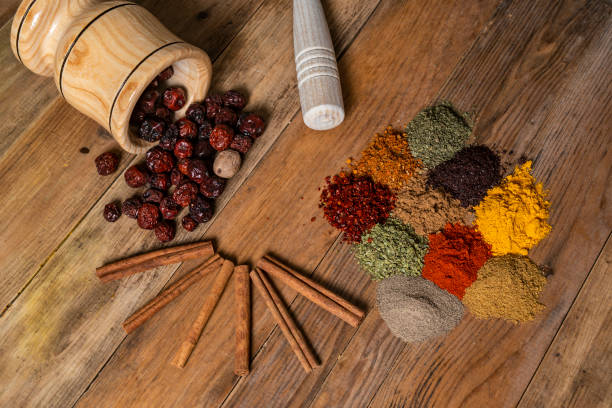 spices and pestle - cardamom cinnamon mortar and pestle herb imagens e fotografias de stock