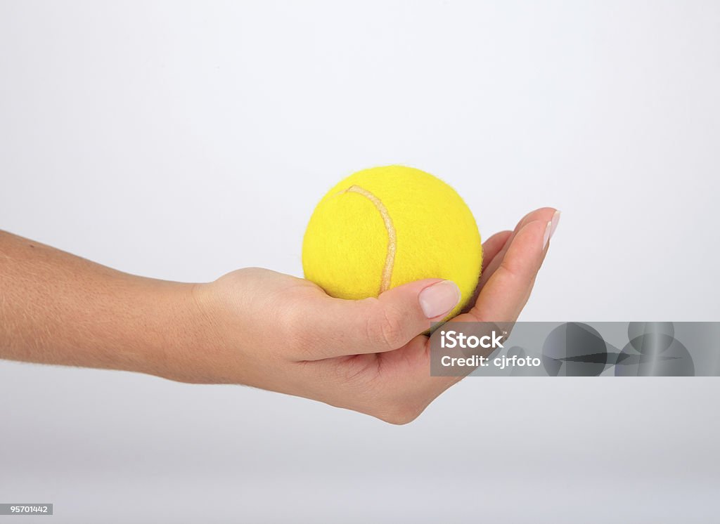 Hand holding tennis ball - Lizenzfrei Aufschlagen - Sport Stock-Foto