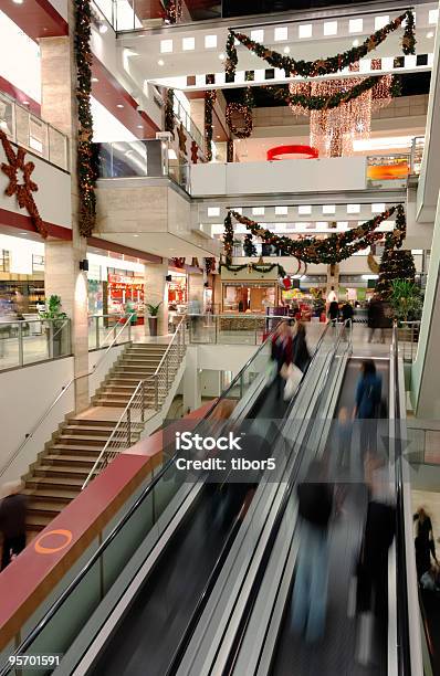 Scala Mobile Nel Centro Commerciale - Fotografie stock e altre immagini di Albero di natale - Albero di natale, Ambientazione interna, Centro commerciale