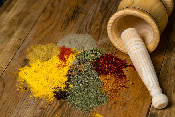 spices and pestle - cardamom cinnamon mortar and pestle herb imagens e fotografias de stock