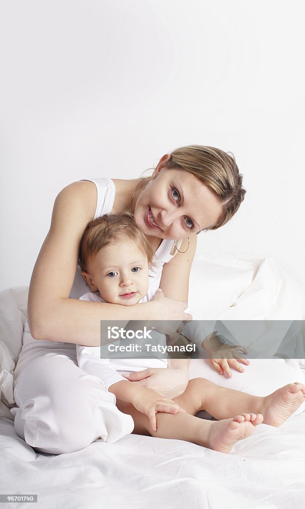 Madre con bebé - Foto de stock de Abrazar libre de derechos