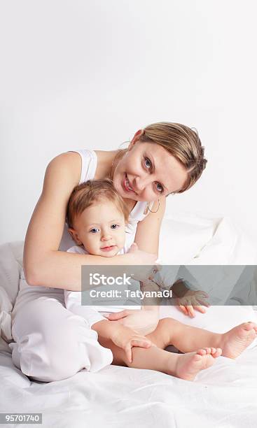 Madre Con Bebé Foto de stock y más banco de imágenes de Abrazar - Abrazar, Adulto, Adulto joven