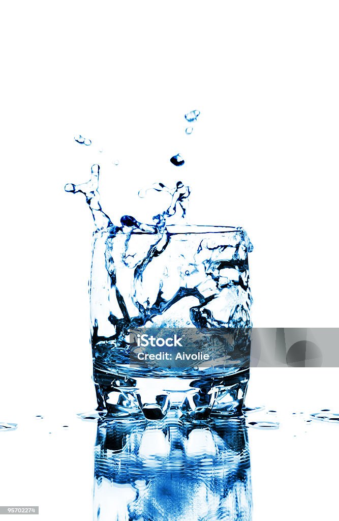 Кубик льда в стакан воды Расплёскивание - Стоковые фото Без людей роялти-фри