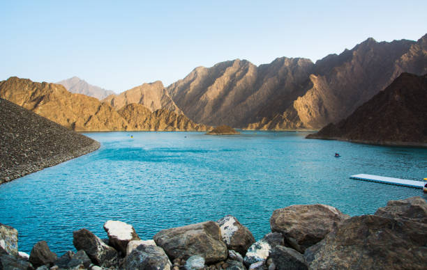 paysage de lac de barrage de hatta est dubaï, émirats arabes unis - sunset dusk mountain reservoir photos et images de collection