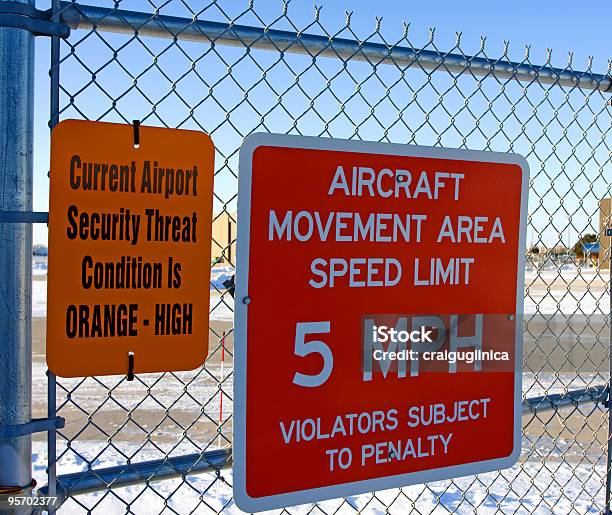 Aeropuerto De Seguridad Foto de stock y más banco de imágenes de Aeropuerto - Aeropuerto, Aire libre, Amenazas
