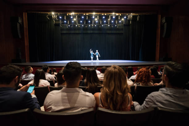 personnes dans un théâtre en regardant une répétition générale du spectacle de ballet - scène de théatre photos et images de collection