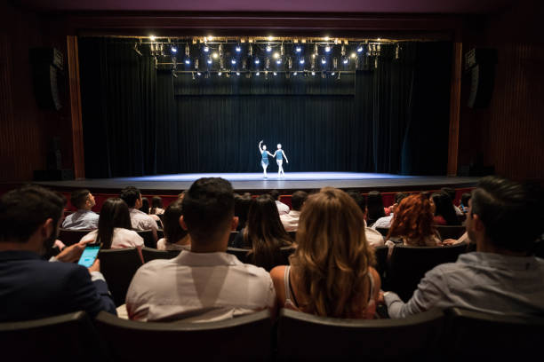 mensen in een theater te kijken naar een generale repetitie van ballet podiumkunsten - theater publiek stockfoto's en -beelden