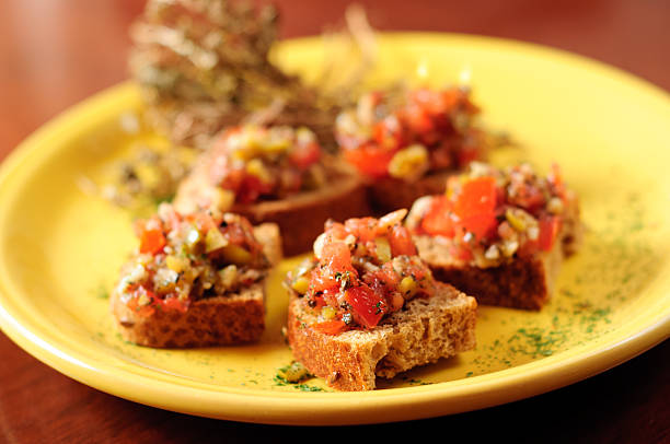 Bruschetta con pomodoro e basilico - foto stock