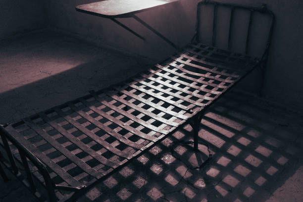 오래 된 감옥 - bed table prison prison cell 뉴스 사진 이미지