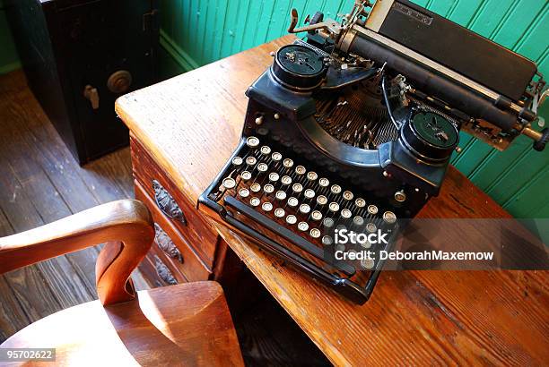 1800 Máquina De Escrever Em Estilo Antigo Secretária Com Cadeira - Fotografias de stock e mais imagens de 1920-1929