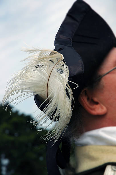 plumes dans son casquette - people new england historical reenactment vertical photos et images de collection