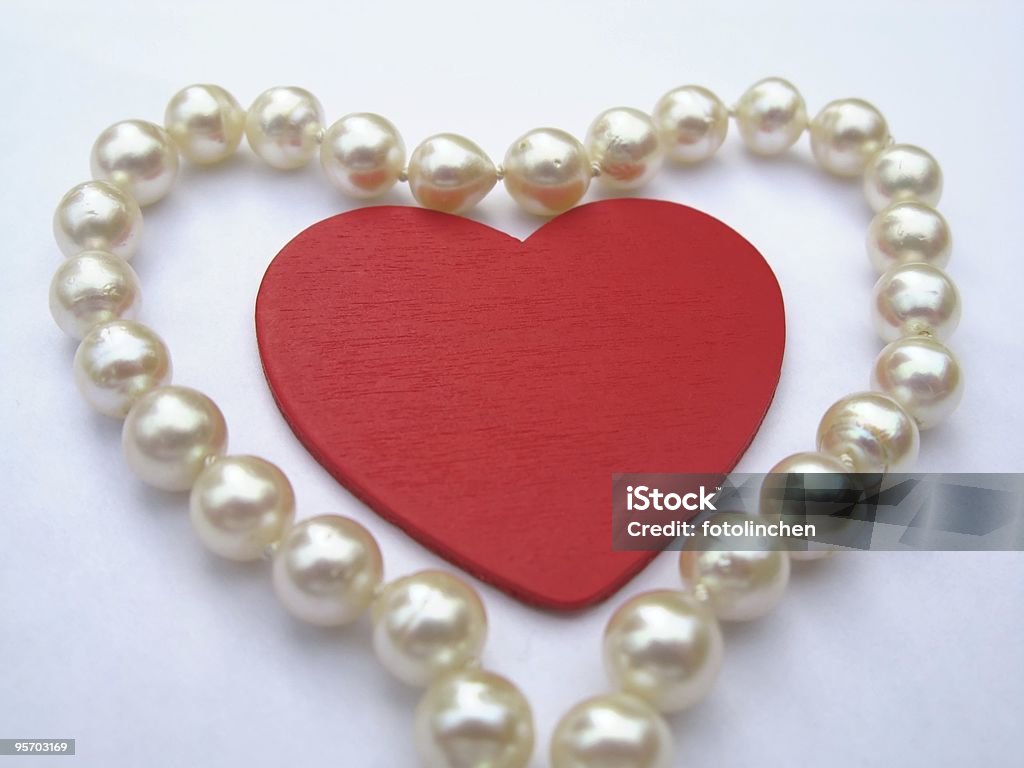 Weiße Perlen mit roten Herz - Lizenzfrei Eleganz Stock-Foto