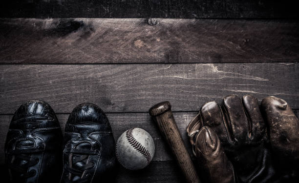 equipamento de beisebol vintage em fundo madeira - baseball baseballs isolated dirty - fotografias e filmes do acervo