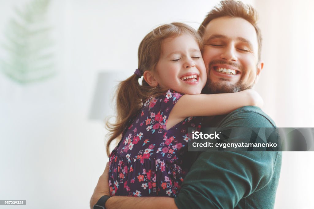 Fête des pères. Heureuse famille fille embrasse son père - Photo de Père libre de droits