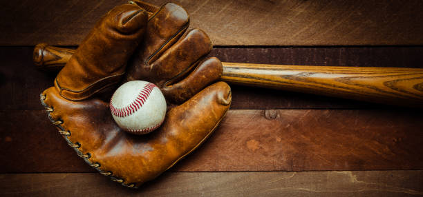 engranaje del vintage del béisbol sobre un fondo de madera - baseball glove baseball baseballs old fashioned fotografías e imágenes de stock