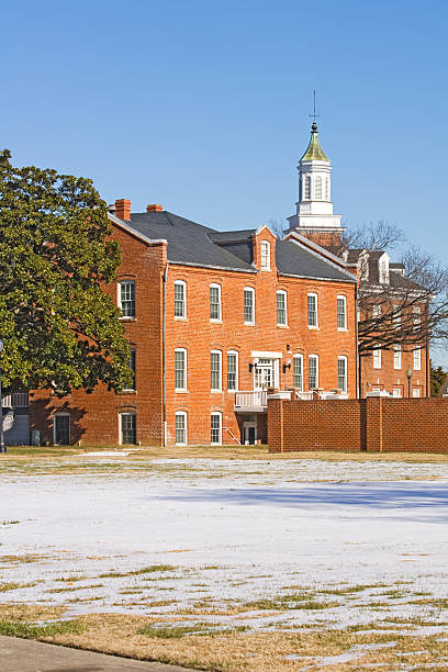 edifícios no campus de uma universidade historicamente preto vertical - petersburg virginia imagens e fotografias de stock