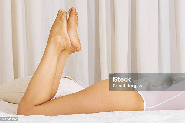 Sexy Beine Und Boden In Weißen Dessous Stockfoto und mehr Bilder von Begehren - Begehren, Bett, Damenunterwäsche