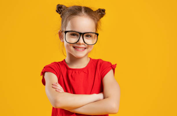 lustiges kind mädchen in gläsern auf farbigem hintergrund - cute girl stock-fotos und bilder