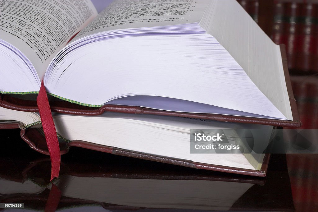 Legal libros yacer abierto en un estudio sobre una mesa - Foto de stock de Abierto libre de derechos