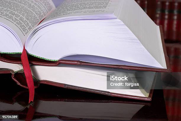 Foto de Legal Livros Deitado Aberto Em Um Estudo Sobre A Mesa e mais fotos de stock de Aberto