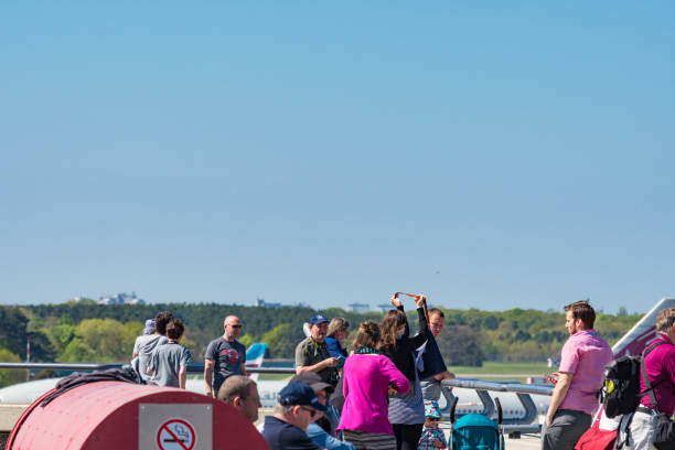 observadores de avión en la cubierta de observaciones en el aeropuerto de berlín tegel - fan deck fotografías e imágenes de stock