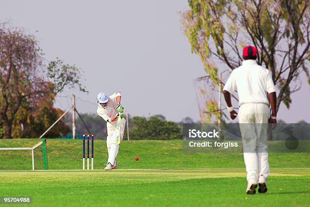 Photo libre de droit de Balle Frapper De Joueur De Cricket banque d'images et plus d'images libres de droit de Cricket - Cricket, Fielder, Courir