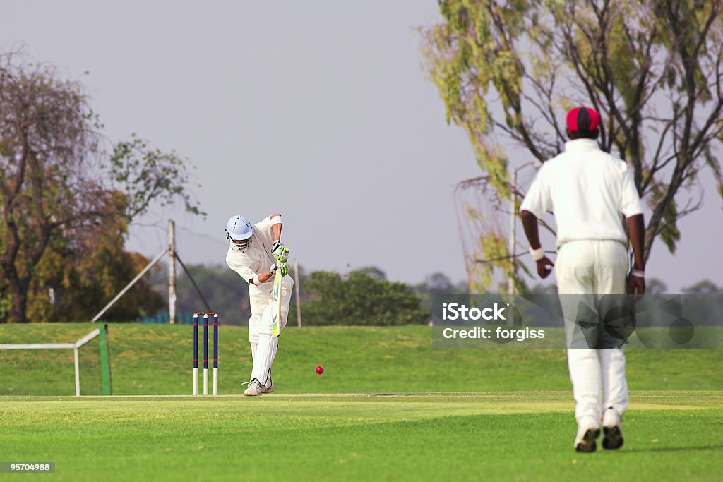 Chutando a bola de Jogador de críquete - Foto de stock de Críquete royalty-free