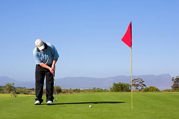 젊은 숫나사 골프 퍼팅 그린 위에서 - putting green practicing putting flag 뉴스 사진 이미지