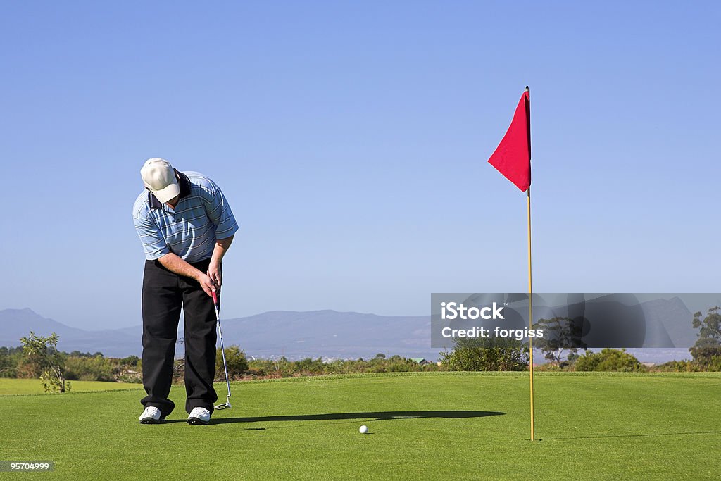 Jovem macho de golfe colocando em verde - Foto de stock de Golfe royalty-free