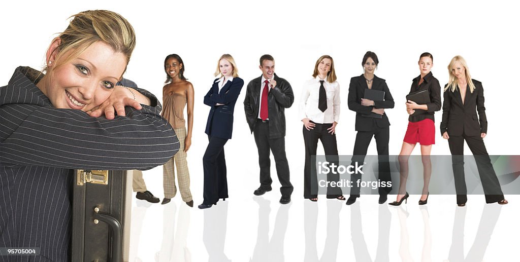 Rubia empresaria de pie frente a un grupo de personas de negocios - Foto de stock de Adulto libre de derechos