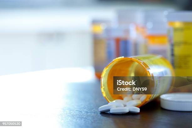 Medicamento De Prescripción Abierta Sobre Mostrador Foto de stock y más banco de imágenes de Medicamento